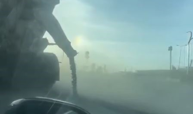 Beton mikseri yola beton döke döke ilerledi; o anlar kameraya yansıdı