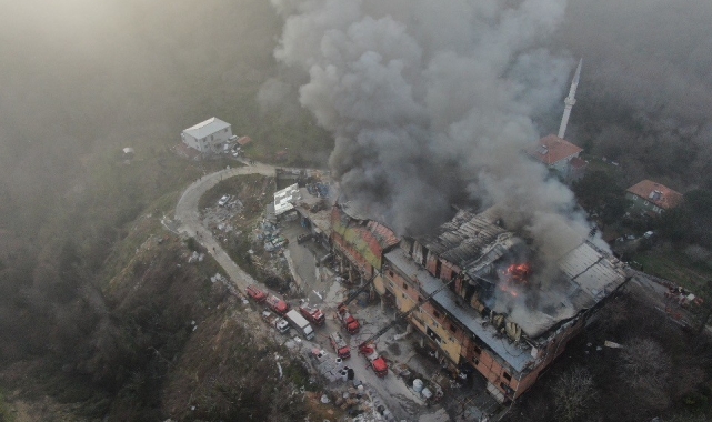 Beykoz'da fabrika yangını: Ekiplerin yangına müdahalesi sürüyor