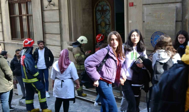 Beyoğlu Anadolu Lisesi&#039;nde yangın paniği