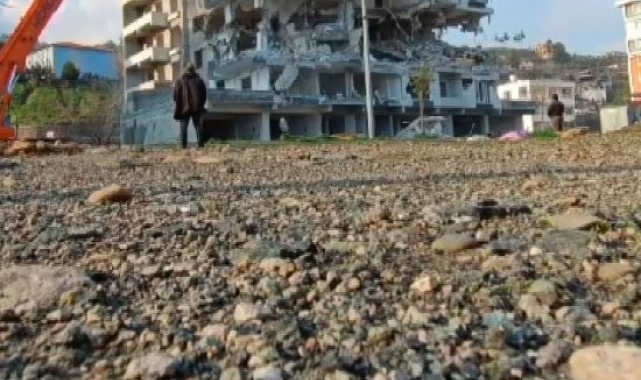 Binanın kağıt gibi yerle bir olması ve yaşanan panik kamerada