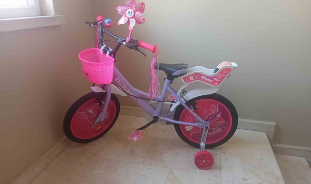 Bisikleti çalınan küçük kıza MHP'li ağabeyinden güzel sürpriz