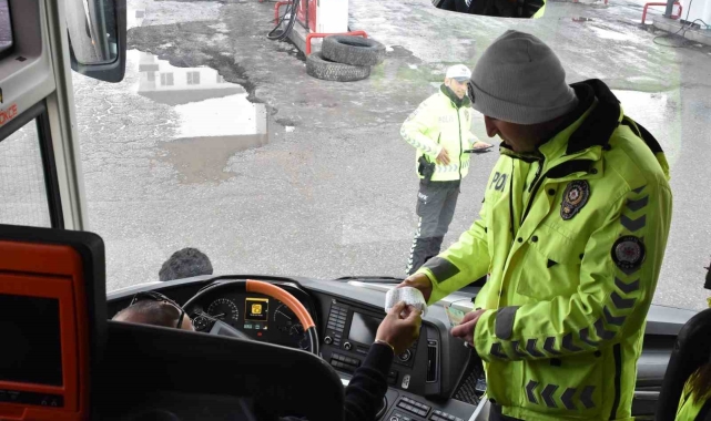Bitlis polisi otobüslerde emniyet kemeri bilgilendirmesi yapıyor