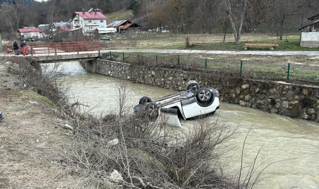 Bolu'da dereye devrilen otomobildeki 4 kişi yaralandı