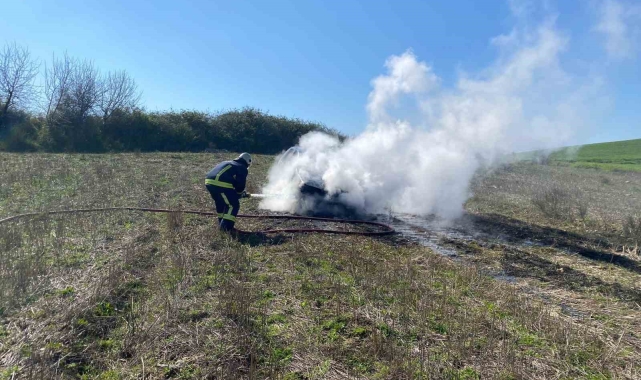 Boş araziye bırakılan araç yanarak küle döndü