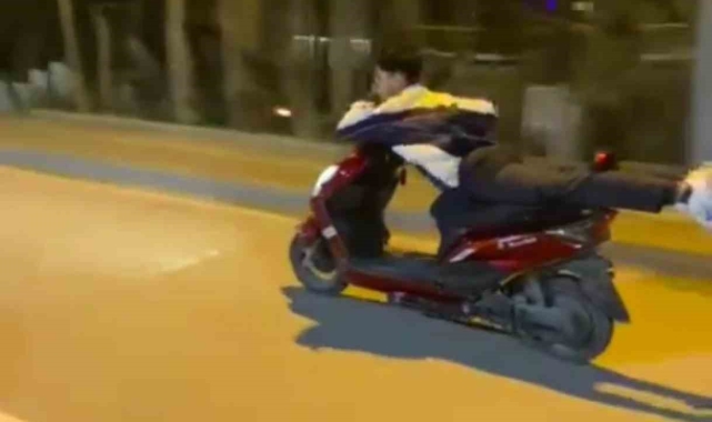Burda'da motosikletin üzerine uzanan genç, canını böyle hiçe saydı