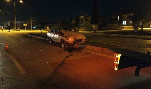 Burdur'da direksiyon hakimiyetini kaybeden alkollü sürücü refüje çarparak durabildi