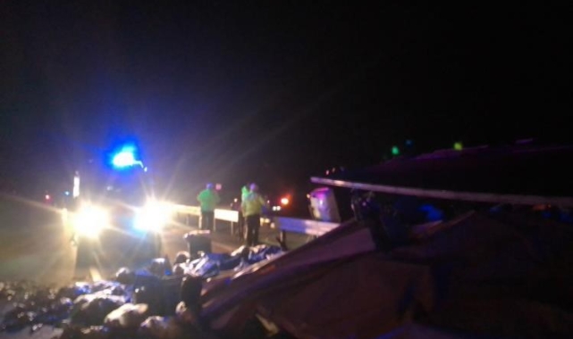 Burdur'da sebze yüklü tır devrildi, 3 kişi yaralandı