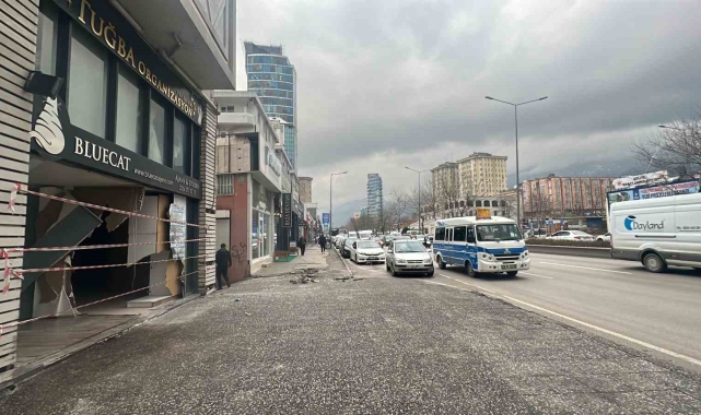 Bursa'da kontrolden çıkan otomobil dükkana girdi
