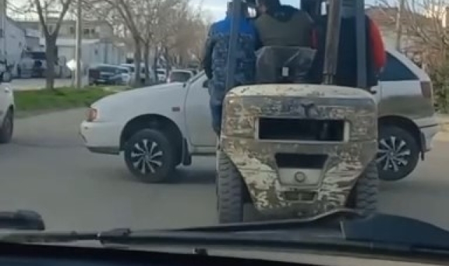 Bursa'da otomobili forklift ile taşıdı...