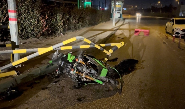 Bursa'da otomobilin çarptığı lüks motosiklet hurdaya döndü, sürücü yaralandı