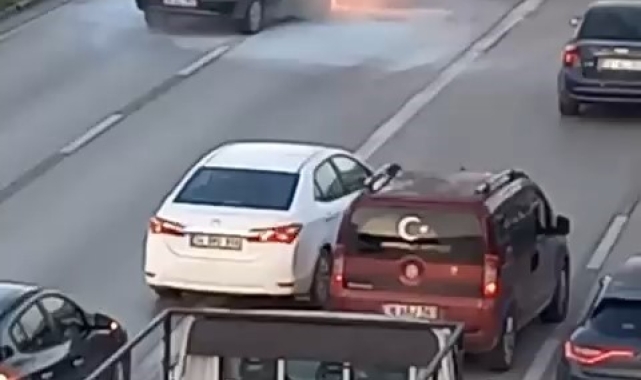 Bursa'da seyir halindeki otomobil alev alev yandı