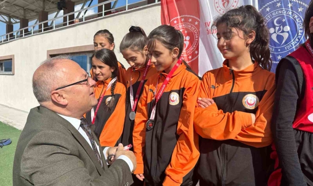Büyük mücadelelere sahne olan atletizm müsabakaları tamamlandı