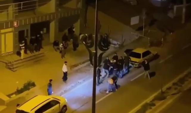 Cadde ortasında iki grup arasında tekmeli, yumruklu kavga