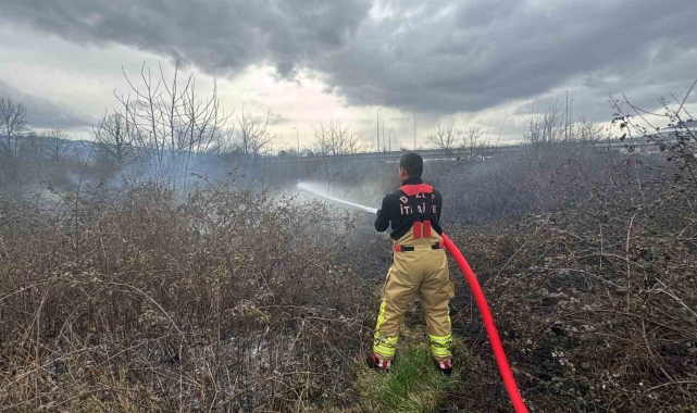 Çalılıkta çıkan yangın büyümeden söndürüldü