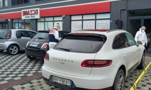 Çalışır vaziyetteki lüks araçta ölü bulundu