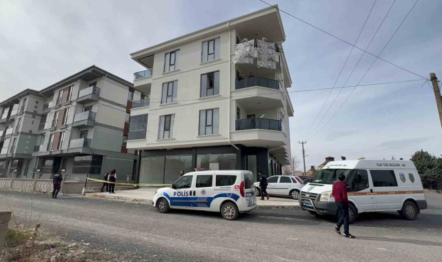 Cam balkon ustası montaj yaparken 3 kattan düşerek ağır yaralandı