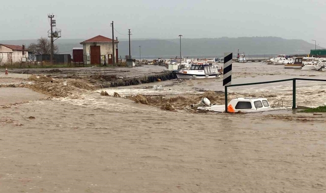 Çanakkale'de sağanak yağış nedeniyle Kepez çayı taştı