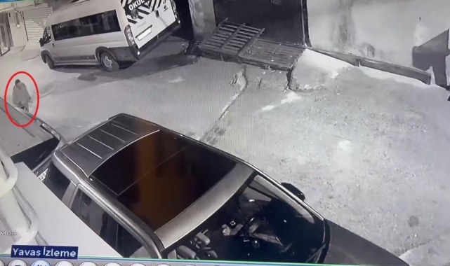 Canı sıkılan adam sokaktaki otomobillere zarar verdi