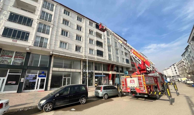 Çatıda asılı kalan kuşu itfaiye kurtardı