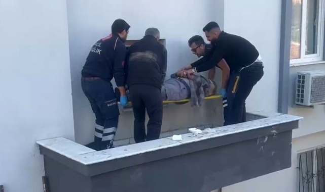 Çatıdaki güneş enerjisi panelini düzeltmek isterken canından oluyordu