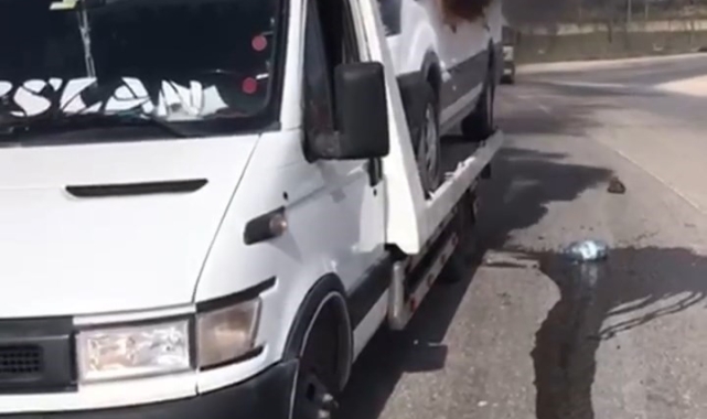 Çekici üzerindeki minibüs alevlere teslim oldu