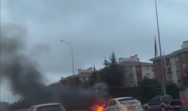 Çekmeköy'de seyir halindeki otomobil alev alev yandı