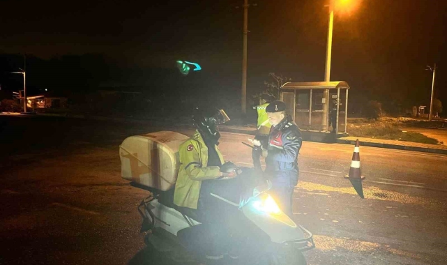 Çeşme'de polis ve jandarma ekiplerince sıkı denetim
