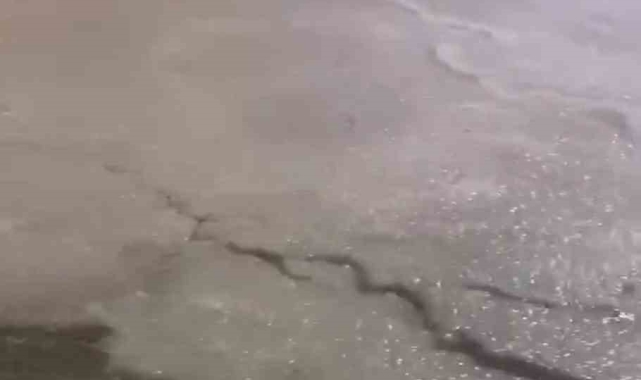 Çeşme'de sağanağın ardından dolu yağışı etkili oldu