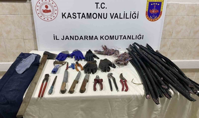 Cezaevinden çıkar çıkmaz eşi ve çocuğuyla enerji nakil hattı kablosu çalmaya gitti