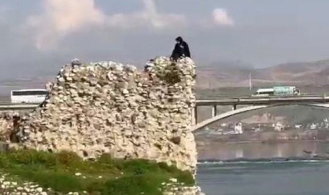 Cizre Kalesi'nden nehre atlamaya kalkışan genç kızı polis ikna ederek aşağı indirdi