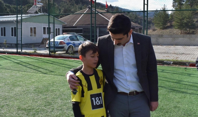 Çocuklarla futbol oynadı