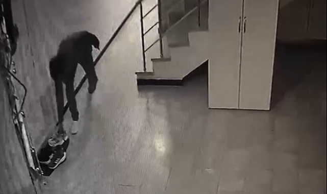 Daire kapısı önündeki spor ayakkabıyı böyle çaldı