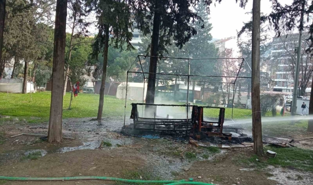 Defne'de yanan çadır kül oldu