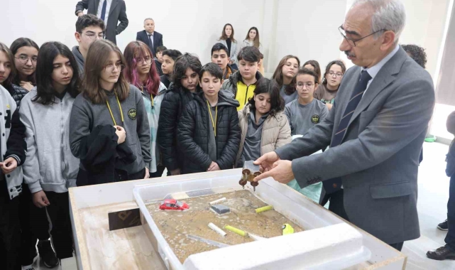 Deprem uzmanı Prof. Dr. Kumsar: "6 Şubat depremleri karada da büyük kırılmalar olabileceğini gösterdi"