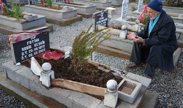 Depremde eşi ve kızını, 10 ay sonra da engelli oğlunu kaybetti, 6 Şubat sabahına mezarlıkta girdi