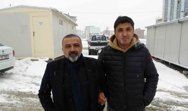 Depremde yıkılan apartmanın enkazından, sosyal medyadan gönderdiği mesajla kurtuldu