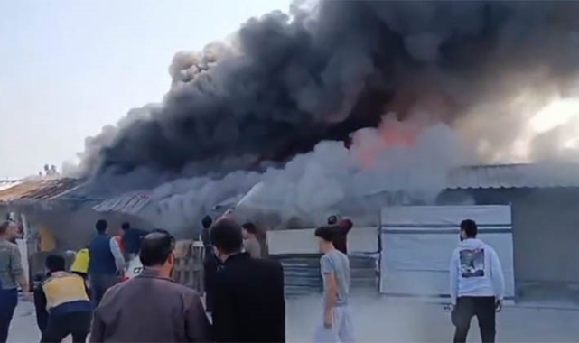 Depremzede vatandaşların yaşadığı 3 konteyner alevlere teslim oldu