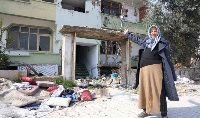 Depremzede yaşlı kadını darp edip, hasarlı evinden demirleri çalıp kaçtılar