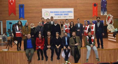 Depremzedeler yararına tiyatro gösterimi gerçekleştirdi