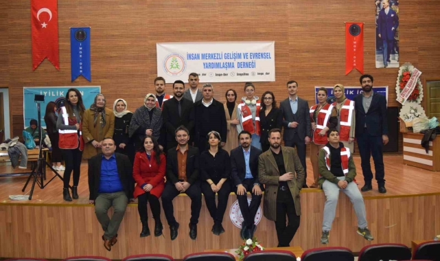 Depremzedeler yararına tiyatro gösterimi gerçekleştirdi