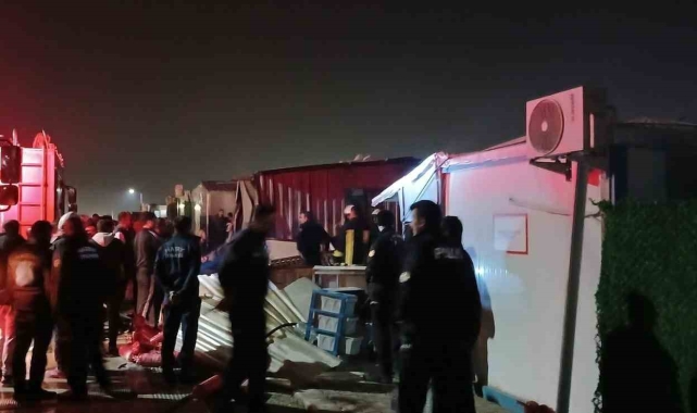 Depremzedeleri panikleten yangın: 2 konteyner kullanılmaz hale geldi