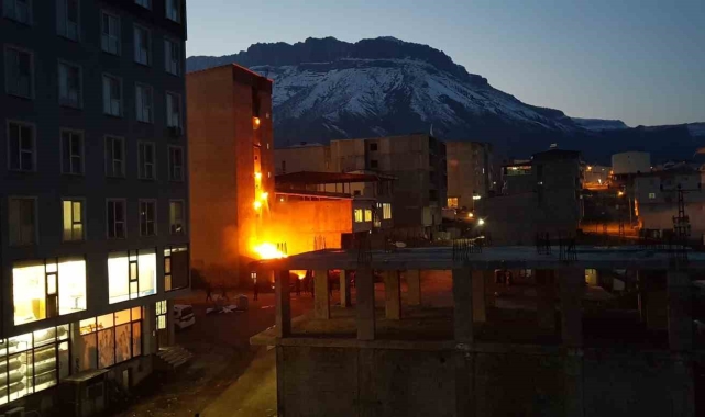 Derecik'te 6 katlı binada korkutan yangın