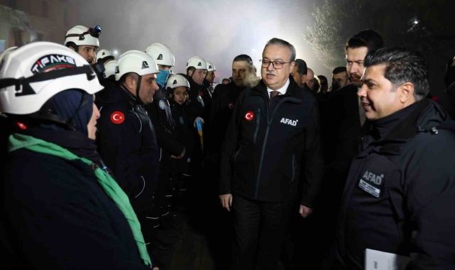Diyarbakır Valisi, depremde arama-kurtarma çalışmalarına katılan ekiplerle bir araya geldi