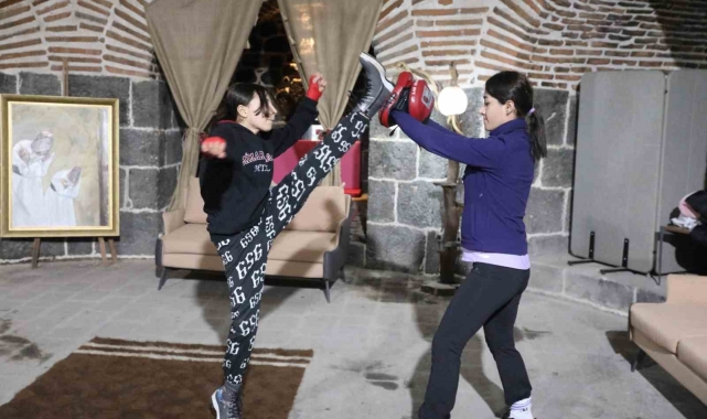 Diyarbakır'da kadınlar, tarihi surlarda aldıkları savunma eğitimi ile kendilerini koruyor