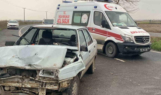 Diyarbakır'da otomobil ile minibüs çarpıştı: 4 yaralı