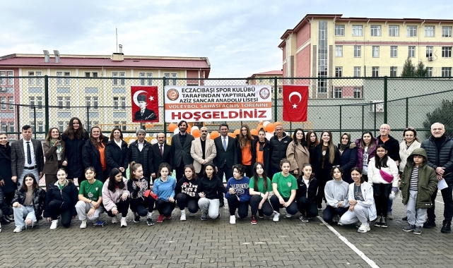 Dünya şampiyonu Eczacıbaşı'ndan depremzede gençlere anlamlı destek