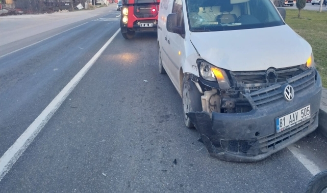Düzce'de hafif ticari araçla çarpışan motosikletin sürücüsü ağır yaralandı