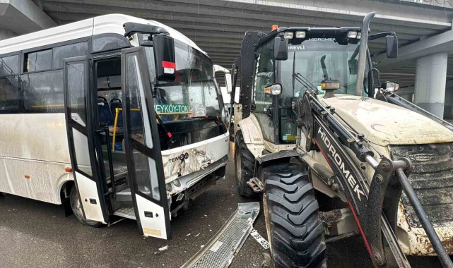 Düzce'de halk otobüsü iş makinesi ile çarpıştı: 8 yaralı