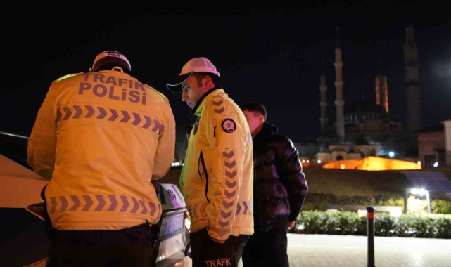 Edirne'de alkolü sürücülere ceza yağdı, cam filmlerini ise elleriyle söktüler