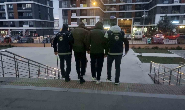 Edirne'de göçmen kaçakçılarında 625 bin TL değerinde para yakalandı